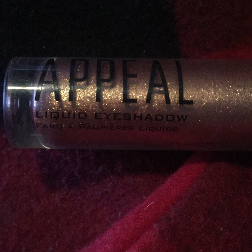 Appeal liquid eyeshadow in color rose gold.